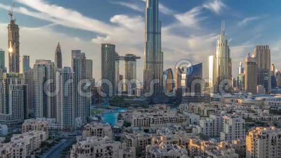 迪拜市中心的天际线在日落时分从迪拜的顶部可以看到哈利法塔和其他塔的全景视频的预览图