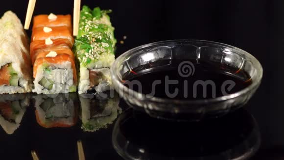 筷子蘸酱油特写视频的预览图