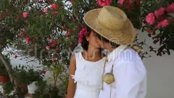 新娘和新郎在街上接吻波霍风格希腊视频的预览图