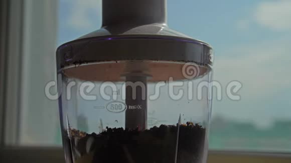 慢动作咖啡豆被磨碎并在搅拌机周围飞行视频的预览图