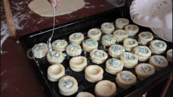 塞满奶酪的酥皮糕点视频的预览图