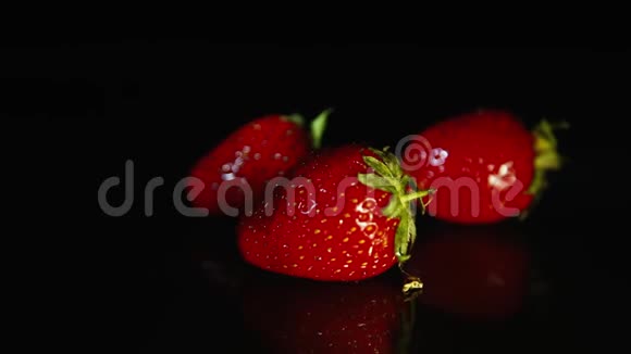 草莓躺在黑暗的背景上高清视频的预览图