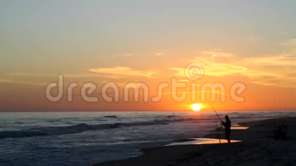 日落时的海滩渔民视频的预览图