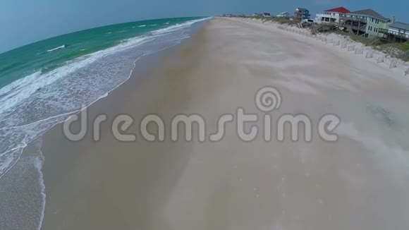 鸟瞰海滩家园和空岸视频的预览图