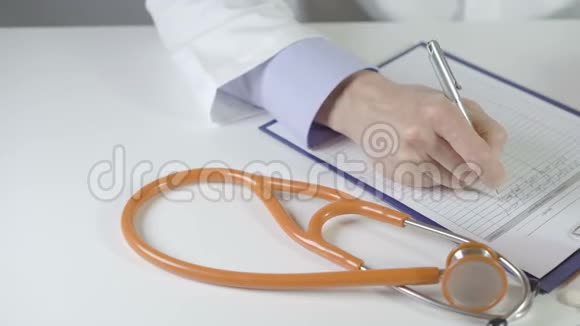 男医生用银笔在办公室工作台手工书写处方视频的预览图