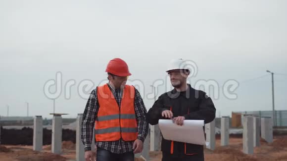 建筑工地两名工人视频的预览图