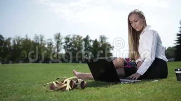 户外笔记本电脑的年轻商务女性视频的预览图