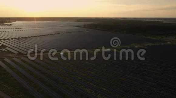 4太阳电池板的鸟瞰农场太阳能电池与阳光无人机飞越太阳能电池板视频的预览图