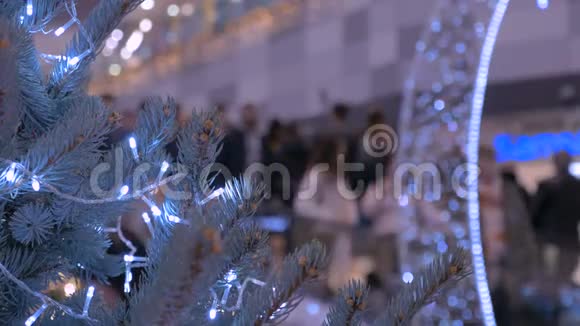 人们穿过购物中心新年庆典节日装饰品大球彩色花环视频的预览图