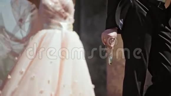 婚礼当天新娘和新郎视频的预览图