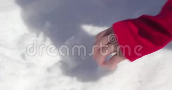 女人手的细节得到一些雪慢动作60p4k视频视频的预览图