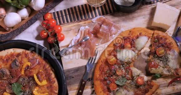多利从上往下放大意大利披萨的视野视频的预览图