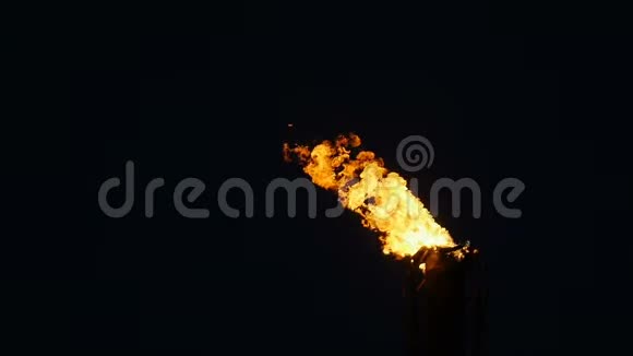 夜间煤气塔发生慢动作大火燃烧视频的预览图