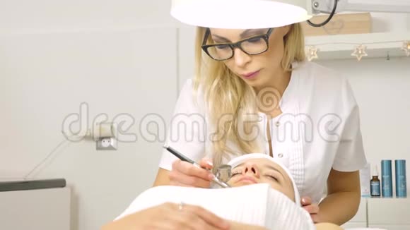 美容师正在为年轻女孩做手术微磨擦的工艺视频的预览图