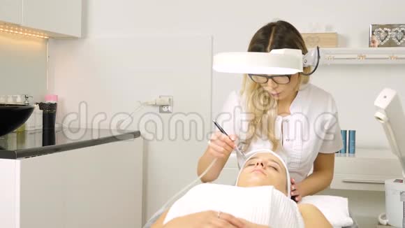 美容师正在为年轻女孩做手术微磨擦的工艺视频的预览图