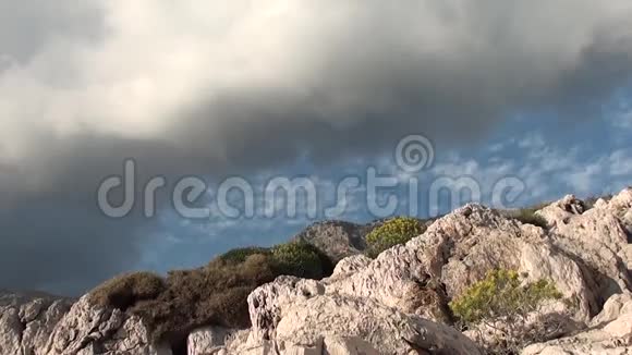 岩石云和对比视频的预览图
