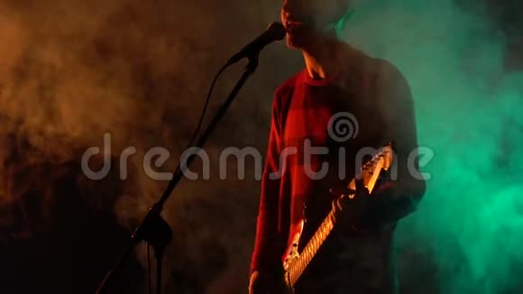 希普斯特的家伙弹吉他在舞台上唱歌慢动作视频的预览图