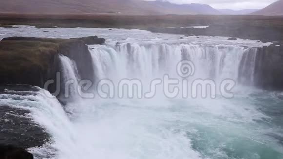 冰岛瀑布山的背景水流从悬崖上掉下来视频的预览图