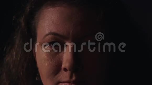 布鲁内特女人的鼻子上有疣金耳环升起眉毛和微笑视频的预览图