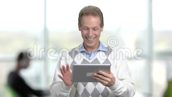 快乐的成熟男人与个人电脑平板电脑视频的预览图
