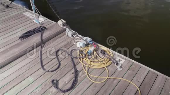 码头上的电线和系泊绳视频的预览图