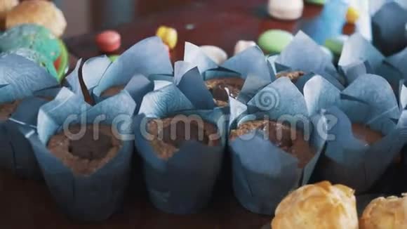 女性糖果手把五颜六色的玛卡龙放在桌子上视频的预览图
