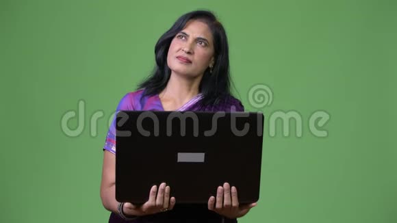 成熟美丽的印度女人思考笔记本电脑视频的预览图