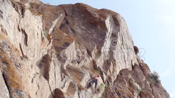 登山者徒步旅行和攀岩视频的预览图