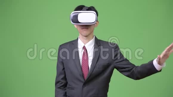 亚洲青年商人使用虚拟现实耳机视频的预览图