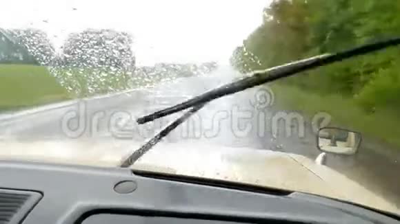 汽车在大雨倾盆的高速公路上行驶能见度低视频的预览图