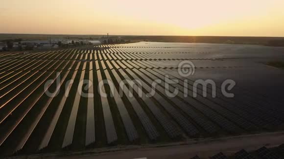 4太阳电池板的鸟瞰农场太阳能电池与阳光无人机飞越太阳能电池板视频的预览图