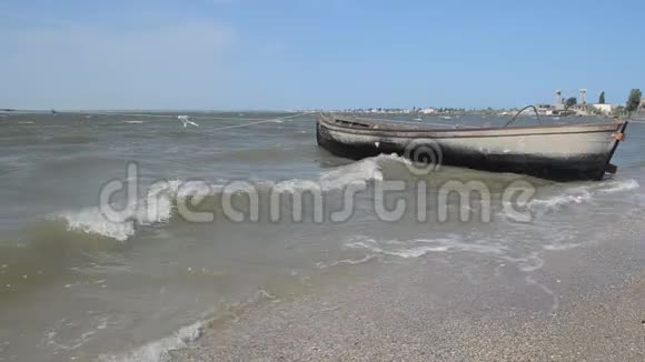 一艘老渔船停泊在岸边视频的预览图