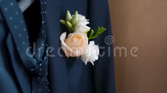 婚礼当天新郎夹克口袋里的布托尼埃剪辑他夹克口袋里的玫瑰视频的预览图