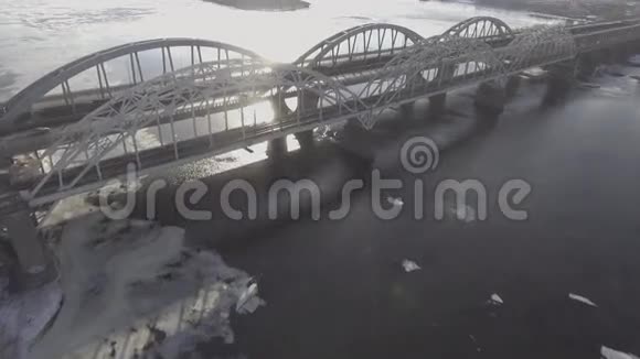 这座桥是从鸟的高度的视频的预览图