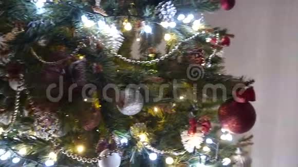 3可爱的少女和一棵圣诞树4KUHD视频的预览图