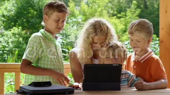 儿童和母亲视频聊天与平板电脑视频的预览图