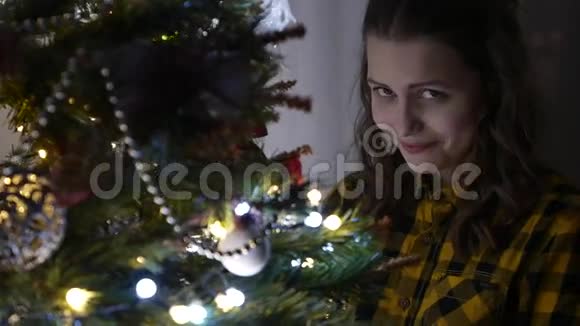 6可爱的少女和一棵圣诞树4KUHD视频的预览图