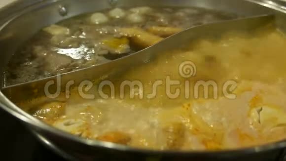 半锅热煮沸涮锅日式料理视频的预览图