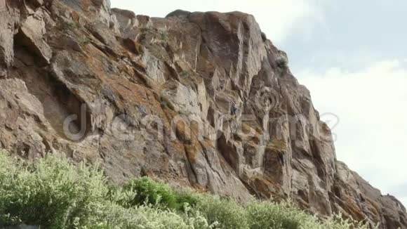 登山者徒步旅行和攀岩视频的预览图