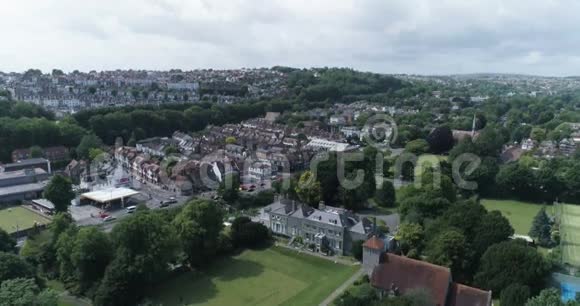 空中俯瞰英国布莱顿镇北部视频的预览图