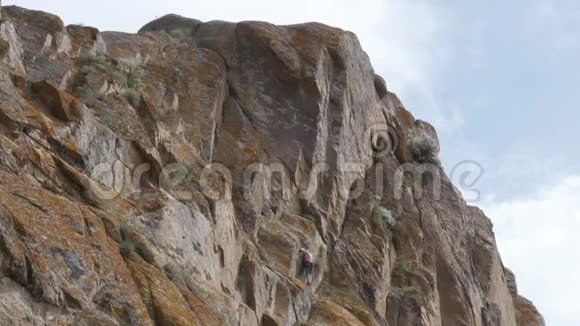 登山者徒步旅行和攀岩视频的预览图