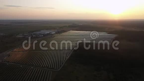 4太阳电池板的鸟瞰农场太阳能电池与阳光无人机飞越太阳能电池板视频的预览图