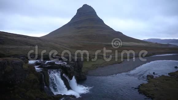 冰岛瀑布山的背景水流从悬崖上掉下来视频的预览图