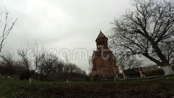 有花园的圣神母教堂视频的预览图