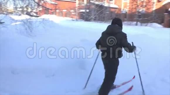 男孩在房子附近滑雪视频的预览图