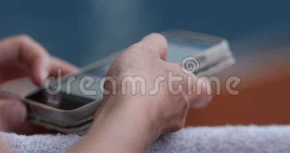 一个女人的双手在用手机视频的预览图