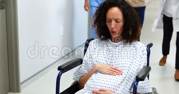 医生推着一名孕妇坐轮椅视频的预览图