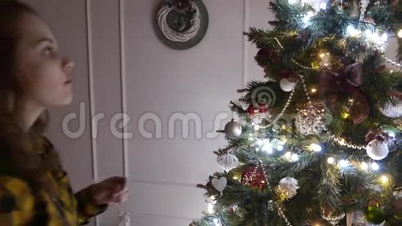 1可爱的少女和一棵圣诞树4KUHD视频的预览图