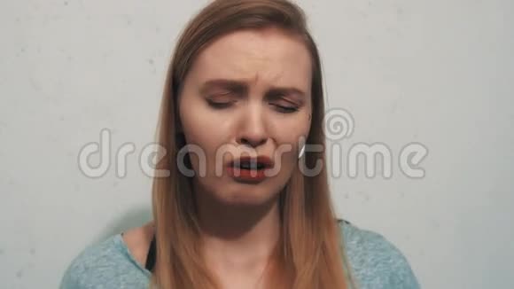 年轻女孩穿着灰色衬衫耳朵有肉隧道有牙齿疼痛视频的预览图