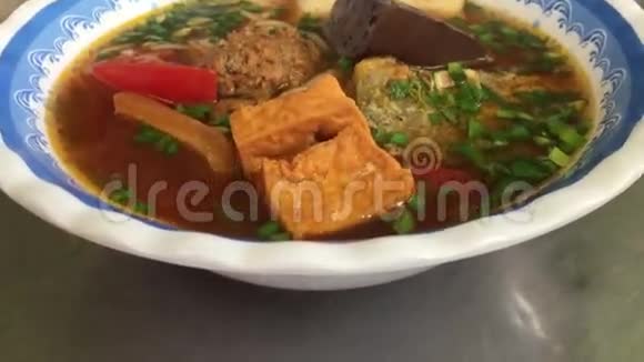 豆腐和猪肉的面条汤视频的预览图